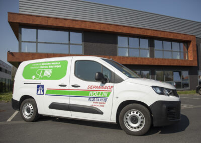 Véhicule atelier avec borne mobile de recharge pour véhicule électrique